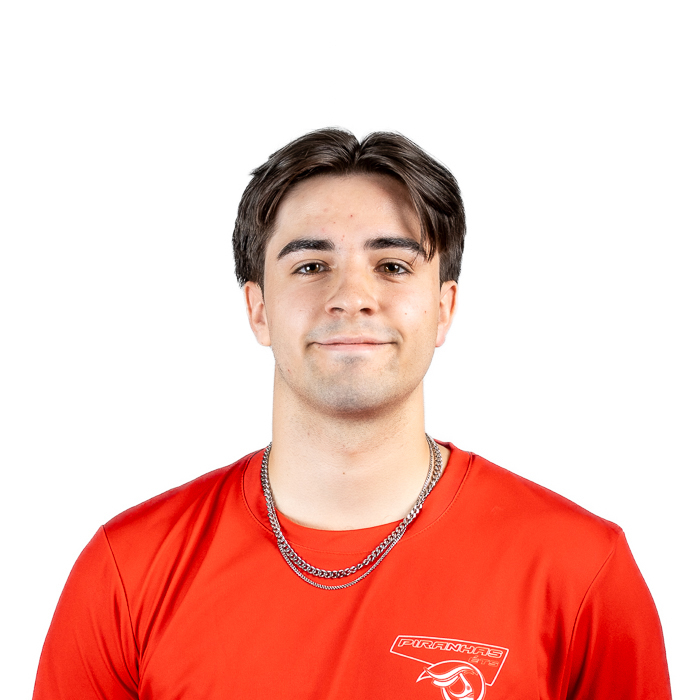 Étudiant souriant portant un t-shirt rouge, il représente l'esprit dynamique et engagé de l'Université en technologie supérieure.