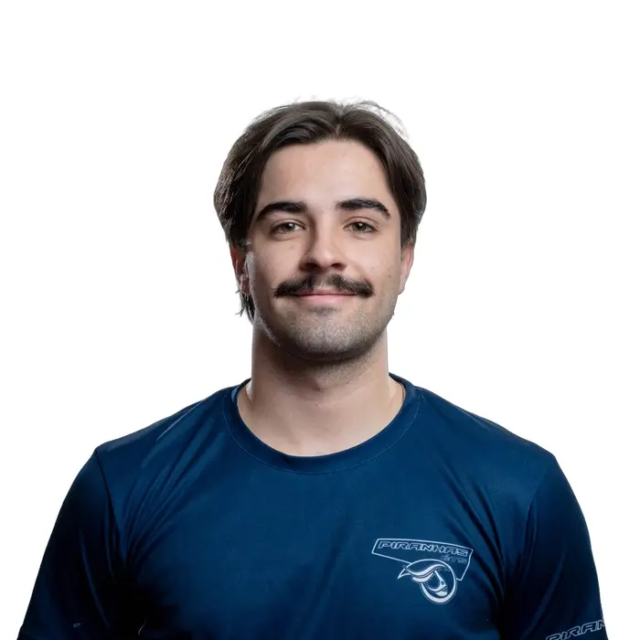 Étudiant souriant portant un t-shirt rouge, il représente l'esprit dynamique et engagé de l'Université en technologie supérieure.