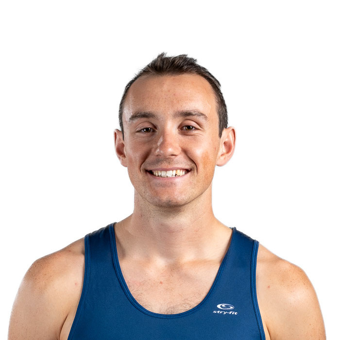 Étudiant souriant en tenue de sport, affichant enthousiasme et détermination. Ambiance dynamique et positive.