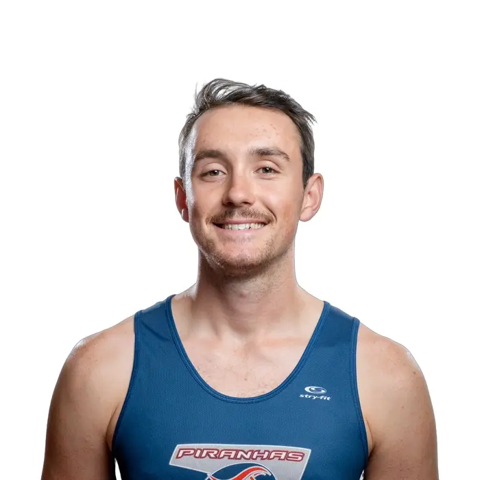 Étudiant souriant en tenue de sport, affichant enthousiasme et détermination. Ambiance dynamique et positive.