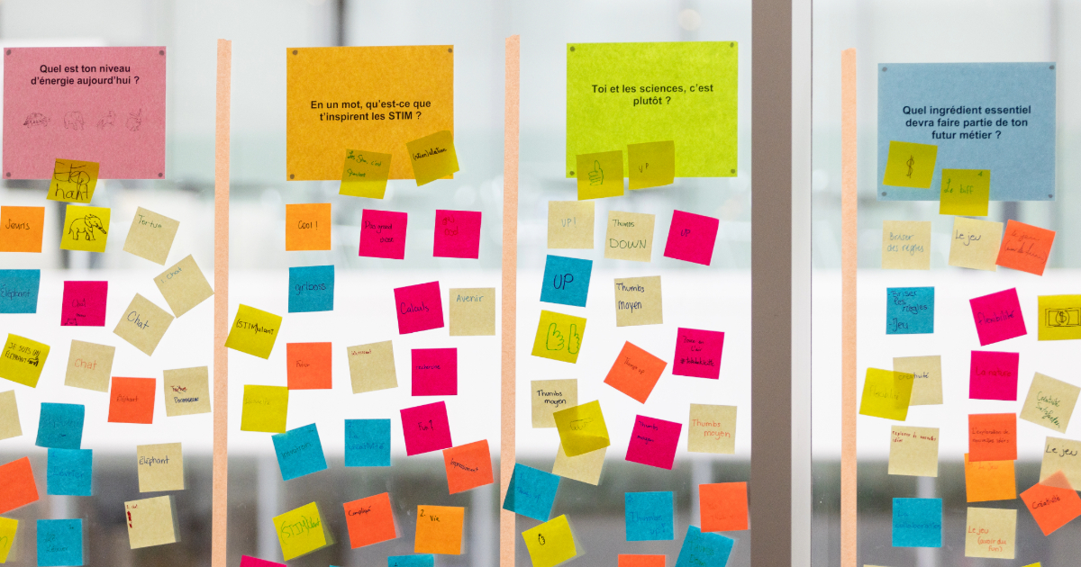 Mur de post-it colorés avec questions et réponses interactives sur la science.