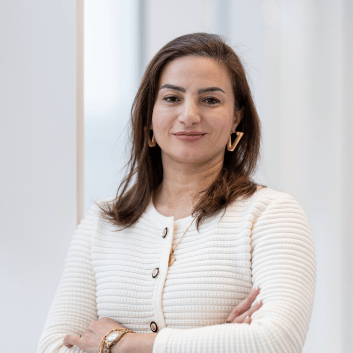 Professionnelle souriante, elle incarne l'engagement et l'expertise, prête à inspirer les étudiants de demain.