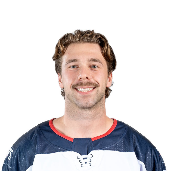Étudiant en technologie, souriant avec un esprit sportif, vêtu d'un maillot, il incarne la camaraderie et la passion du hockey.