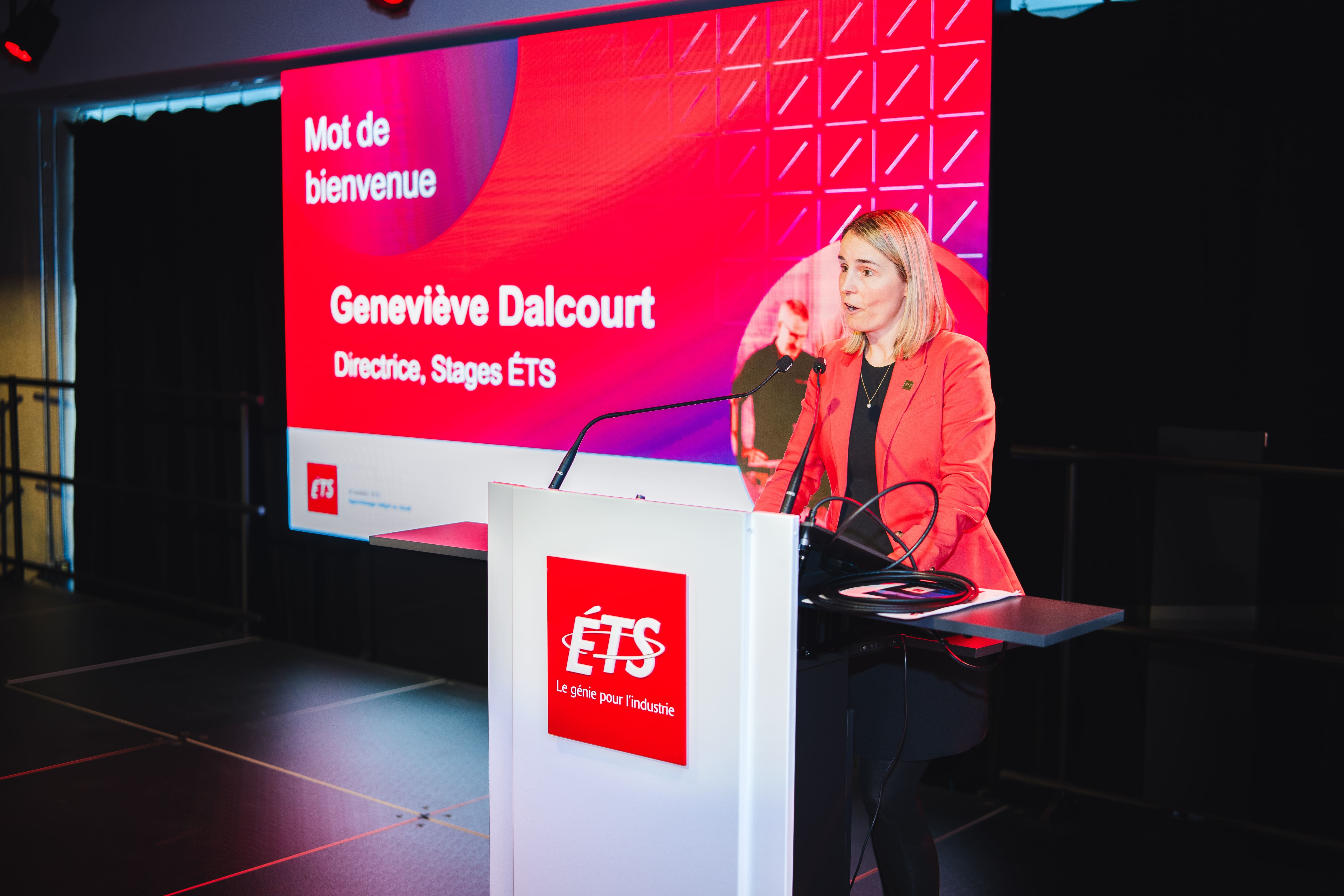 Geneviève Dalcourt, directrice des stages à l'ETS, souhaite la bienvenue lors d'un événement, soulignant l'importance des opportunités professionnelles.