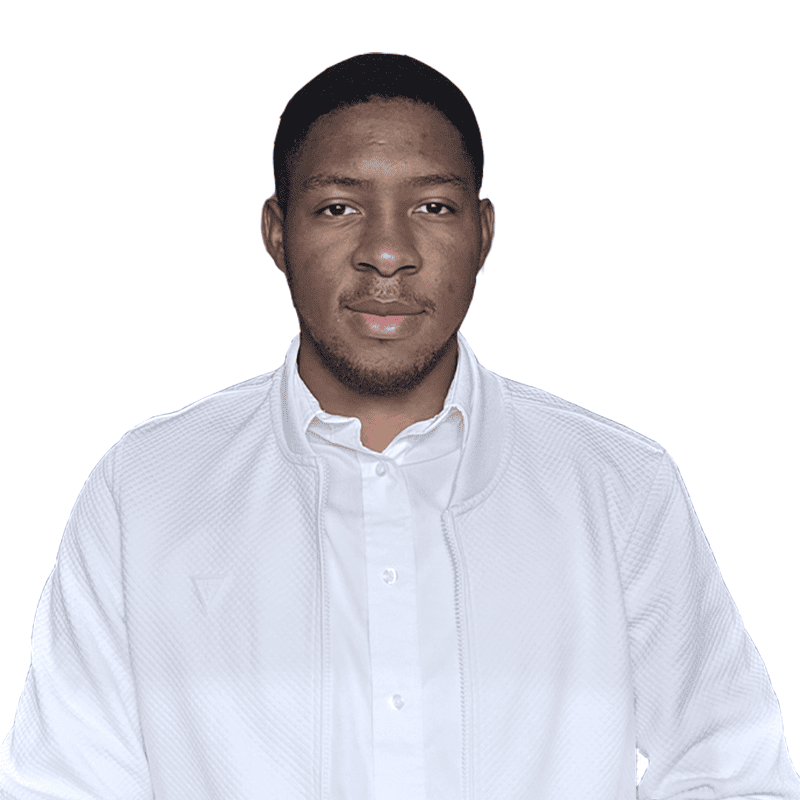 Étudiant en technologie supérieure, il arbore une tenue blanche et un regard déterminé, symbolisant l'innovation et l'engagement.