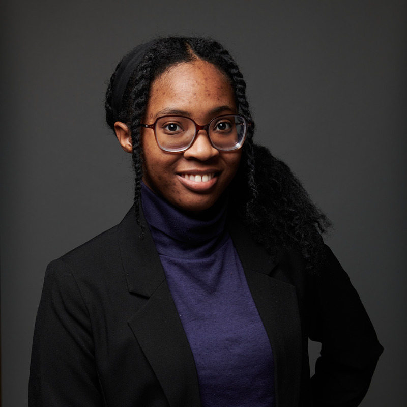 Étudiante motivée en sciences et technologies, elle affiche un sourire confiant tout en portant un look professionnel soigné.
