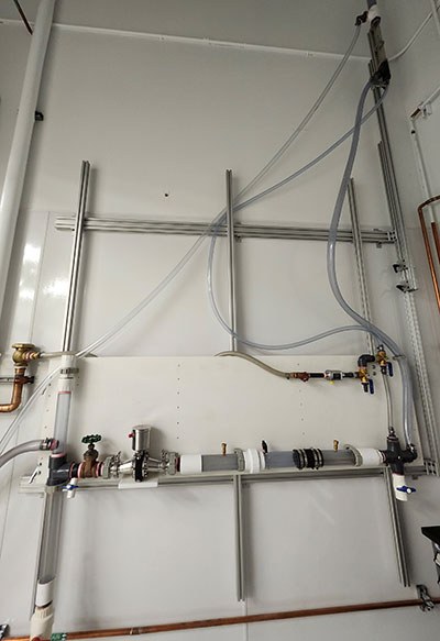Installation technique illustrant des systèmes de plomberie avec des tuyaux et des vannes, utilisée pour des travaux pratiques et des recherches.