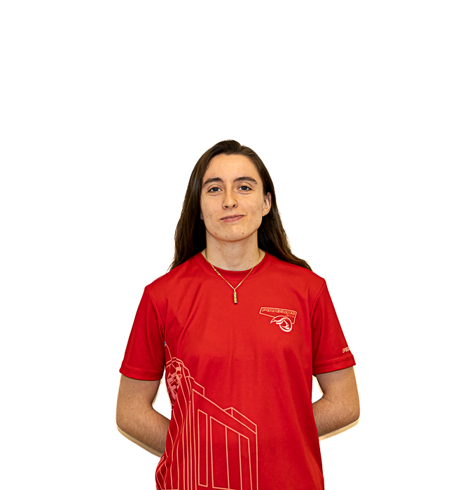 Étudiante confiante portant un t-shirt rouge avec un design moderne, prête à relever des défis académiques en technologie.