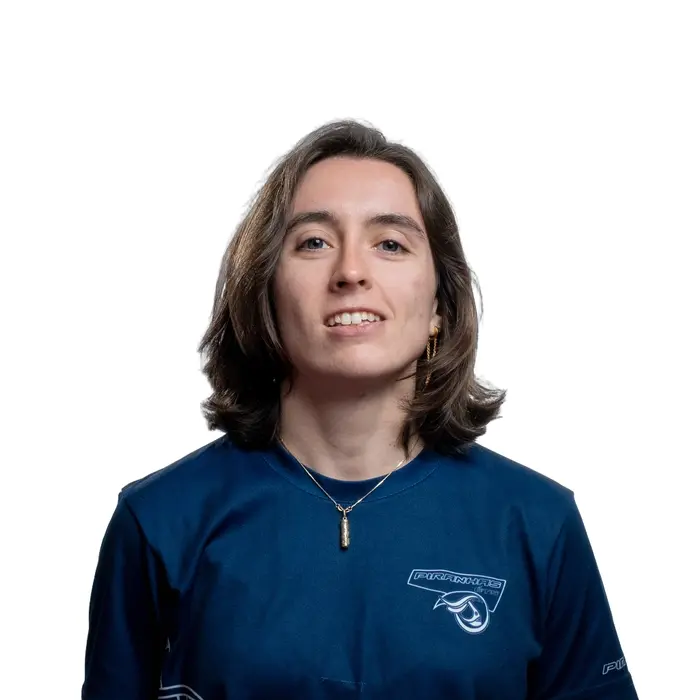 Étudiante confiante portant un t-shirt rouge avec un design moderne, prête à relever des défis académiques en technologie.