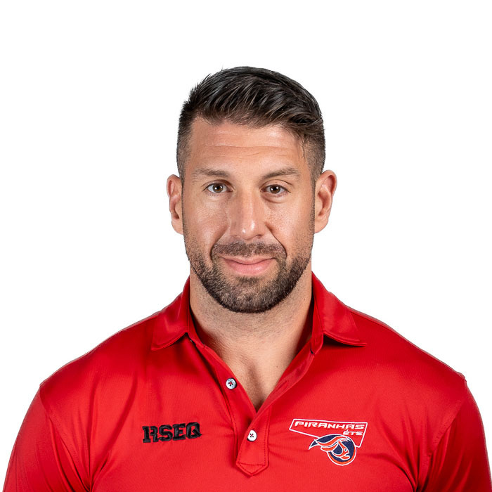 Portrait d'un entraîneur de hockey en polo avec logo d'équipe.