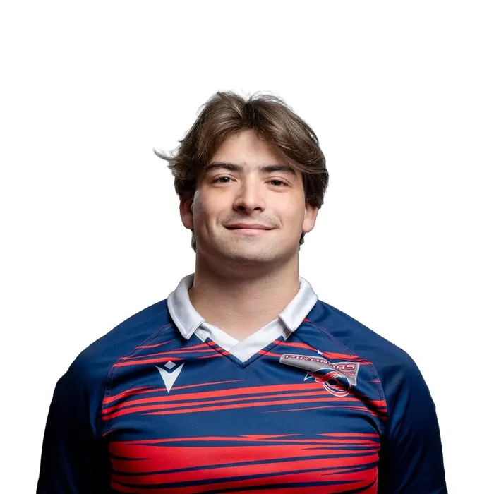 Étudiant souriant portant un maillot sportif aux couleurs vives, représentant fièrement son équipe universitaire.