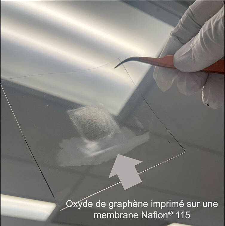 Oxyde de graphène déposé sur une membrane Nafion® 115, illustrant les avancées en nanotechnologie.