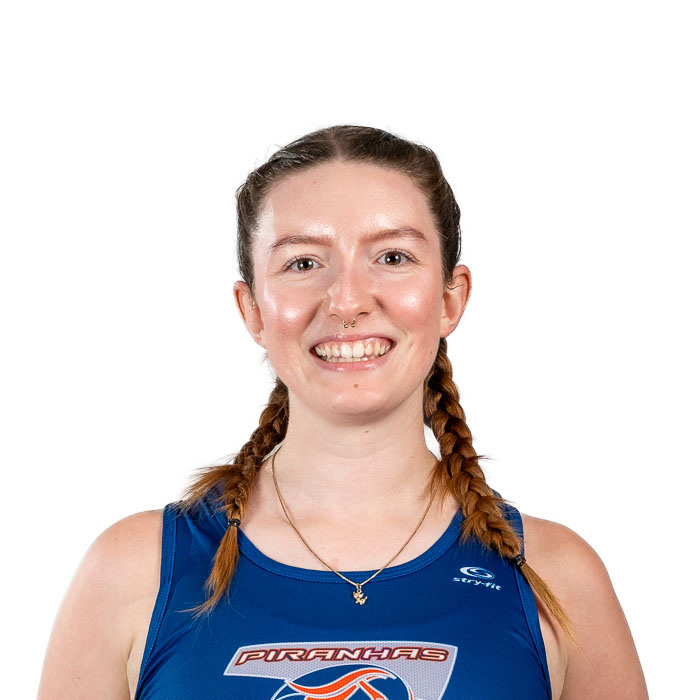 Étudiante sportive souriante, portant un uniforme bleu, elle incarne l'engagement et la passion pour l'athlétisme et l'esprit d'équipe.