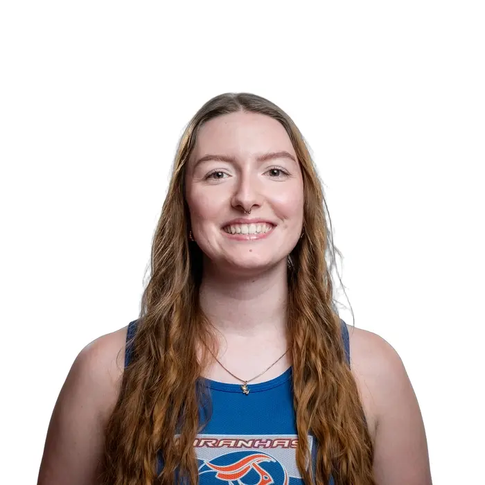 Étudiante sportive souriante, portant un uniforme bleu, elle incarne l'engagement et la passion pour l'athlétisme et l'esprit d'équipe.