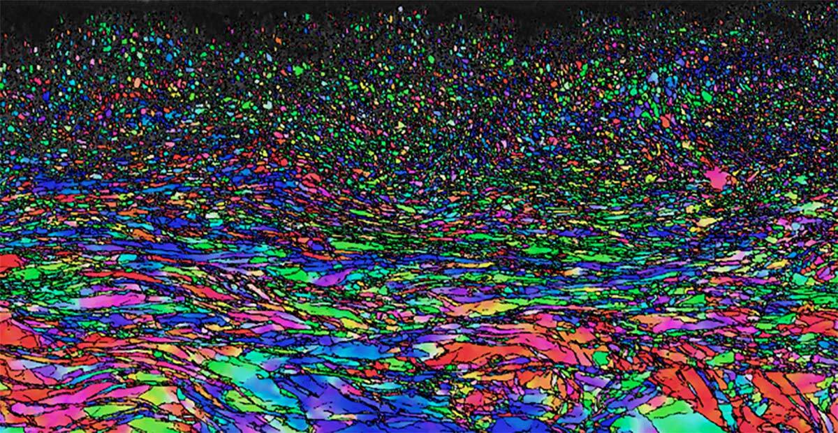 Visualisation colorée des structures cristallines, illustrant la complexité des matériaux à l'échelle microscopique.