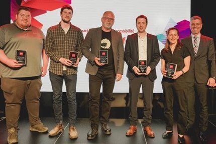 De gauche à droite : Gilbert Larochelle Martin, Timothe Lalonde, Eric Duchemin, les professeurs Didier Haillot et Danielle Monfet, et le doyen de la recherche Ghyslain Gagnon.