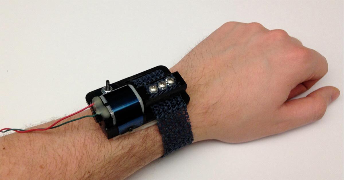 Un dispositif innovant porté au poignet, intégrant un moteur et des LED, illustrant des applications technologiques avancées.