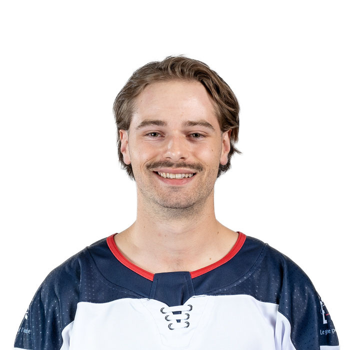 Étudiant de l'ÉTS souriant en maillot de hockey, représentant fièrement son université.