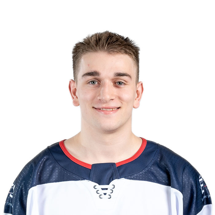 Étudiant en maillot de l'ÉTS, souriant, sérieux et confiant.