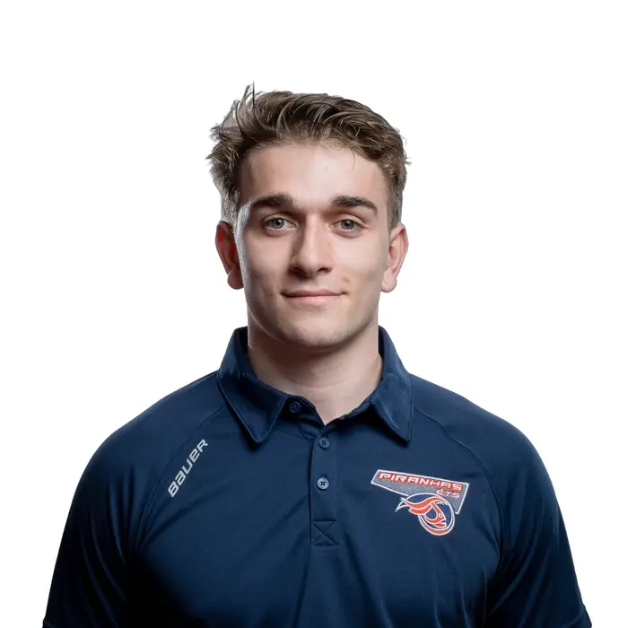 Étudiant en maillot de l'ÉTS, souriant, sérieux et confiant.
