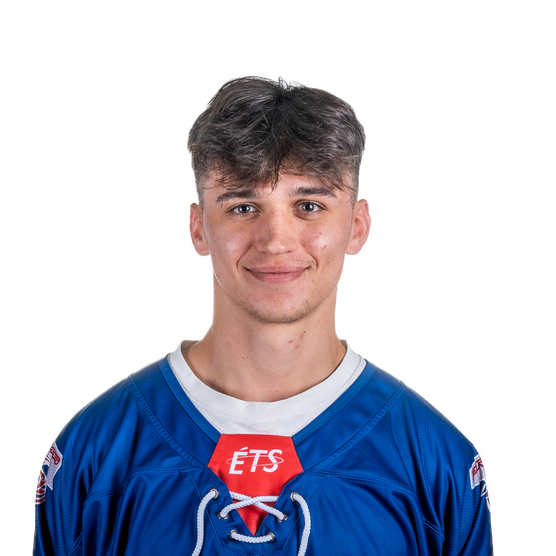 Jeune homme souriant portant un maillot bleu avec logo de l'ÉTS.