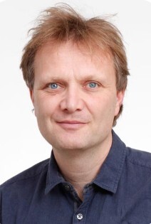 Technology professor, expert in innovation and research. Passionate about teaching and developing modern solutions.