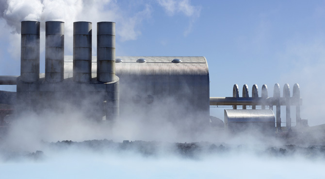 Centrale avec fumée, symbole de l'industrie et des défis énergétiques.