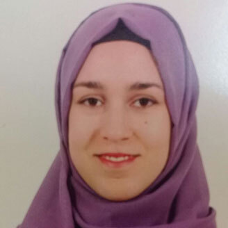 Étudiante en hijab violet souriante, affiliée à la faculté de technologie.