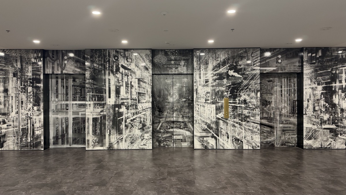 Mur décoratif moderne avec motifs techniques en noir et blanc, reflétant l'innovation et la technologie. Ambiance contemporaine inspirante.