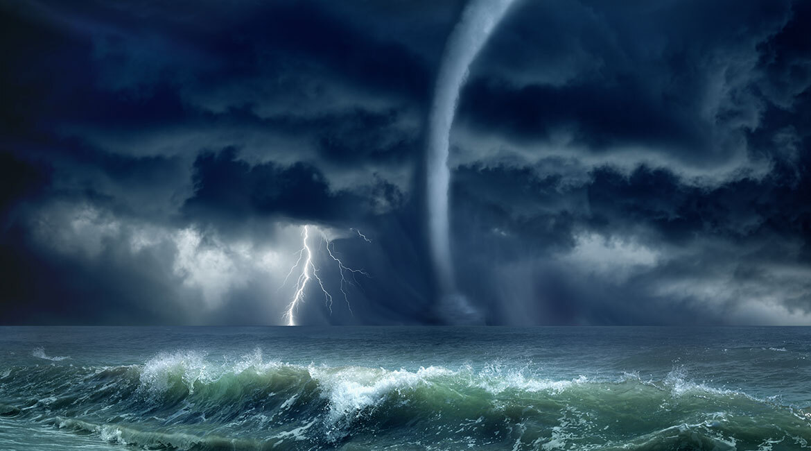 Tempête marine avec tornade et éclairs, illustrant la puissance de la nature.