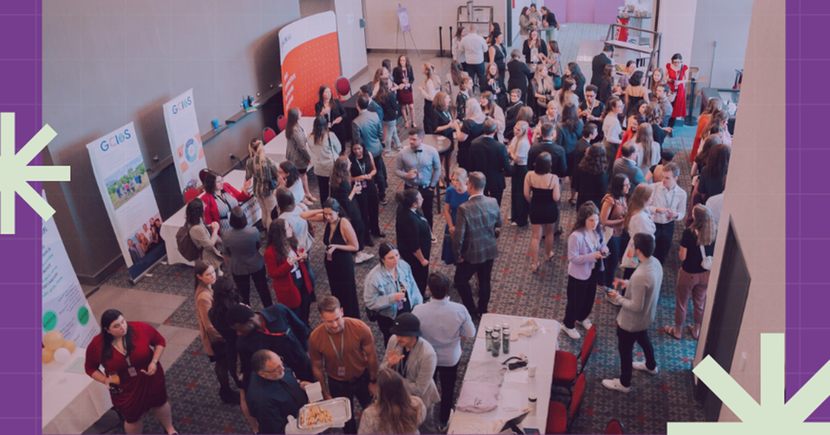 Rassemblement dynamique d'étudiants échangeant et réseautant lors d'un événement à l'université. Ambiance conviviale et professionnelle.