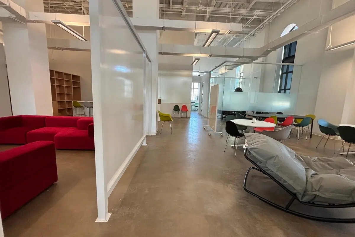 The space at INGO, where the KÉTS Institute has set up its home base. Tables, a variety of chairs and sofas create a clean yet welcoming environment that encourages discussion and collaboration.