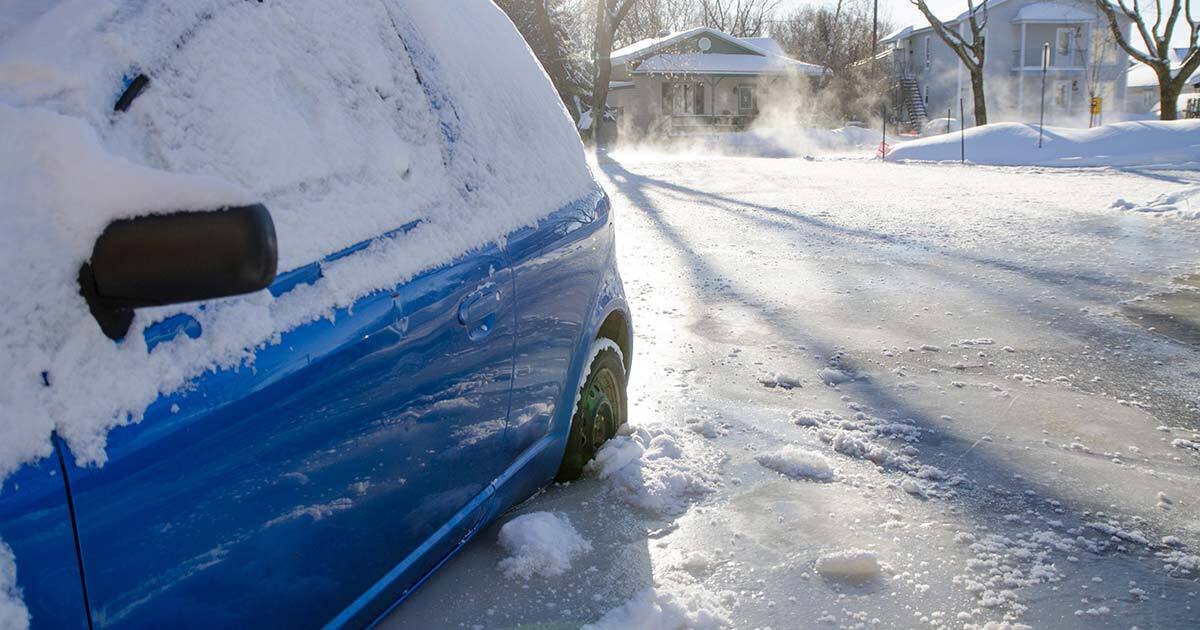 Automobile prise dans la glace après une inondation hivernale