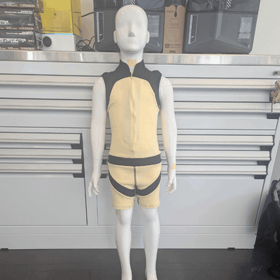 Un mannequin présente un vêtement technique de sport, conçu pour maximiser le confort et la performance lors des activités physiques.