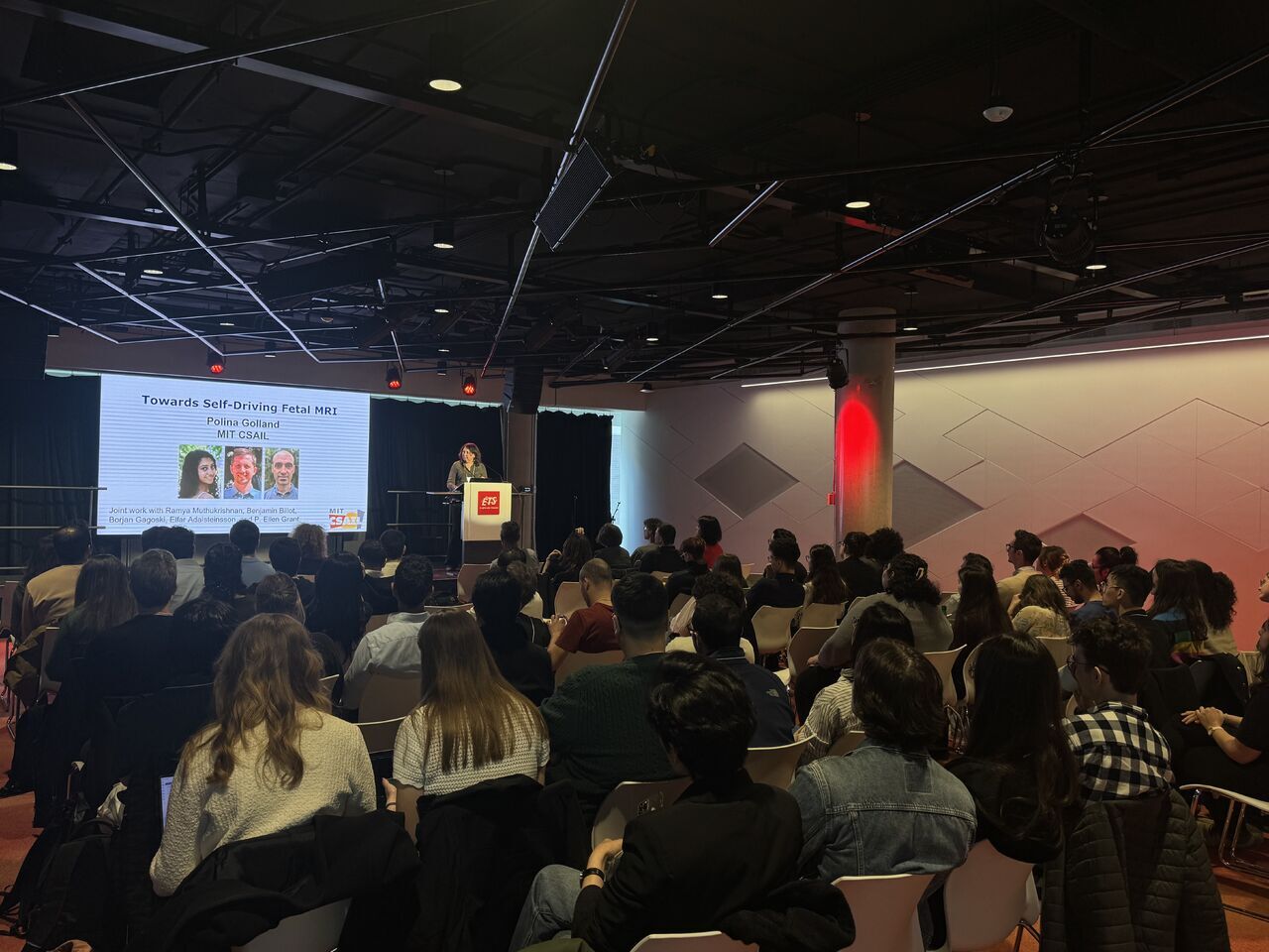 Conférence sur l'IRM fœtale autonome, animée par Polina Golland du MIT, devant un public attentif et engagé.