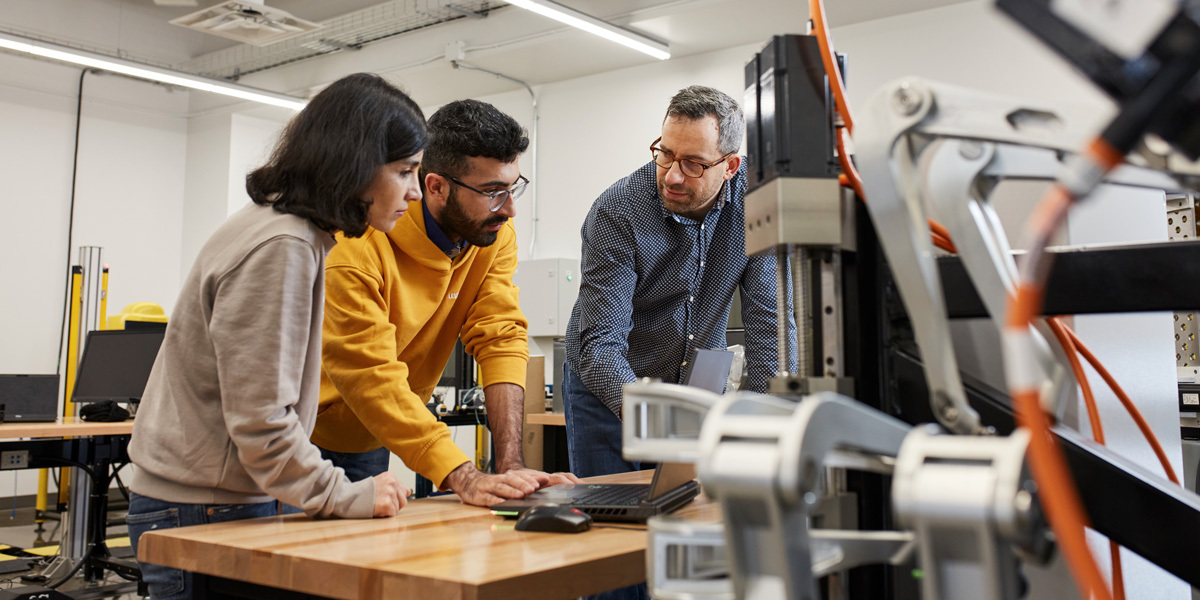 Collaboration between two students and Professor Ilian Bonev at CoRo, an ÉTS robotics laboratory.