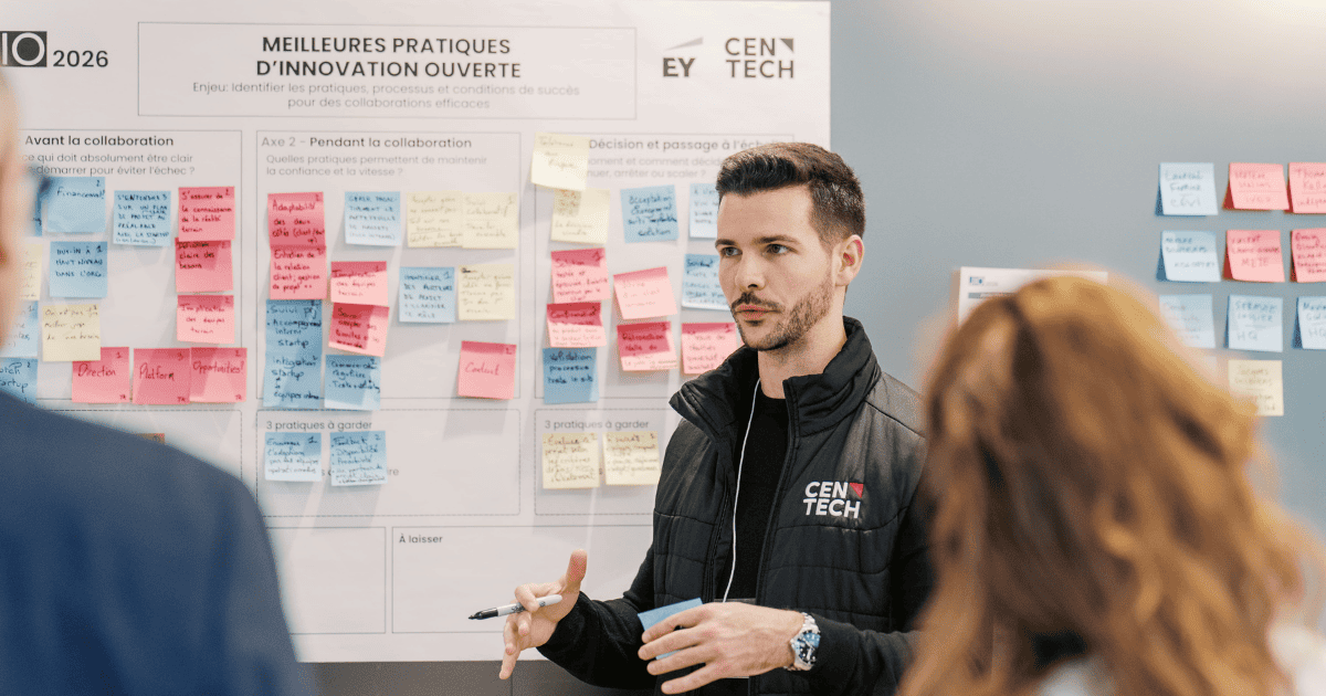 Animation of a collaborative workshop on open innovation, showing a man standing who is facilitating discussions in front of a board covered with sticky notes, with participants present.