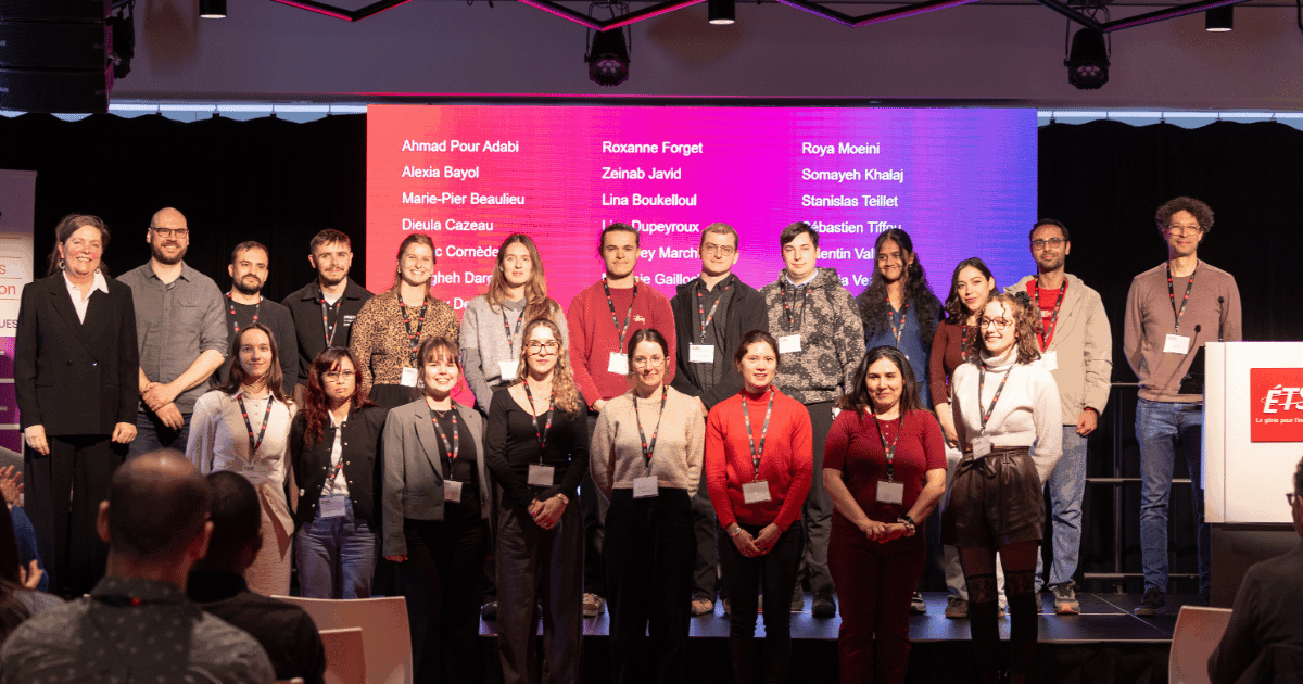 Groupe d'étudiants et d'enseignants rassemblés lors d'un événement à l'Université de technologie supérieure, affichant leurs réalisations.