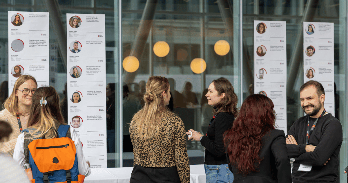 Des étudiants échangent lors d'un événement, entourés de panneaux d'information sur divers projets et initiatives académiques.
