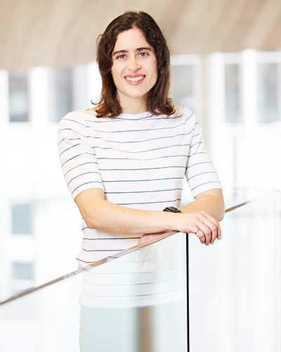 Un sourire éclatant et une posture confiante, représentant l'esprit d'innovation et de collaboration dans un environnement technologique.