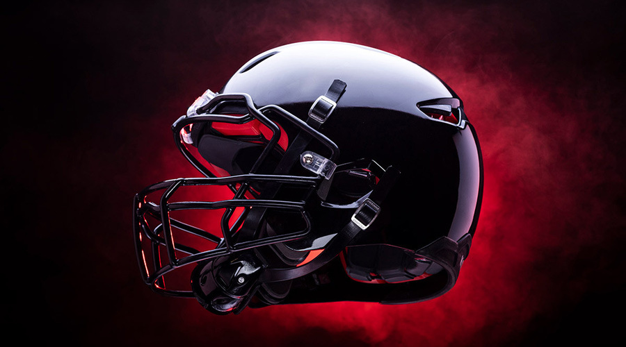 Casque de football américain noir, alliant style et sécurité, symbole de technologie avancée dans le sport moderne.