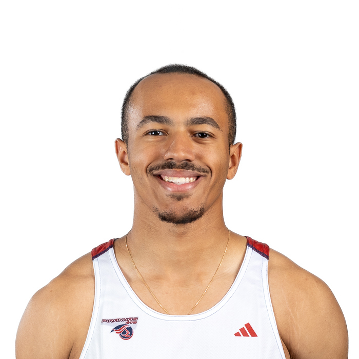 Jeune athlète souriant, portant un débardeur sportif. Ambiance dynamique et positive, reflet de passion et d'engagement.