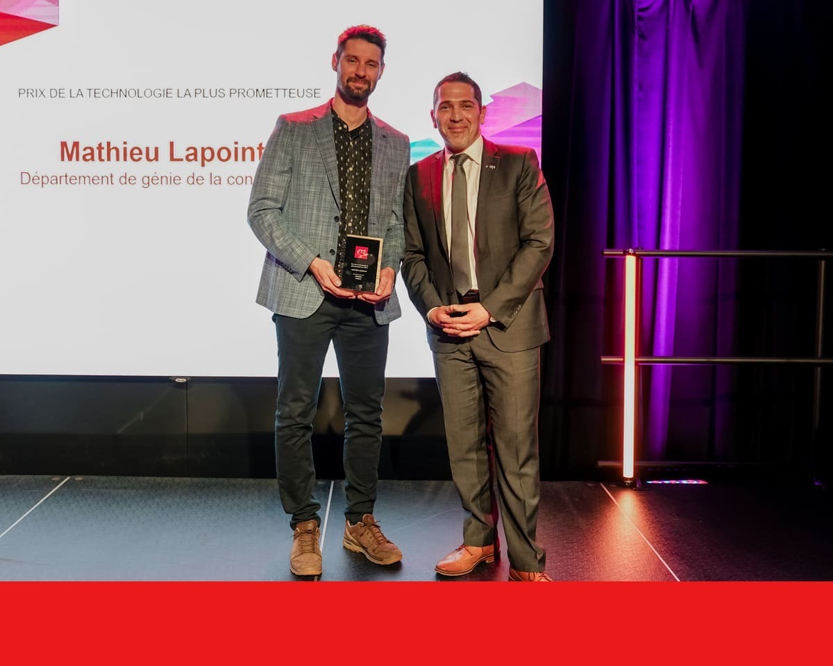 Remise de prix à un enseignant pour sa technologie innovante.