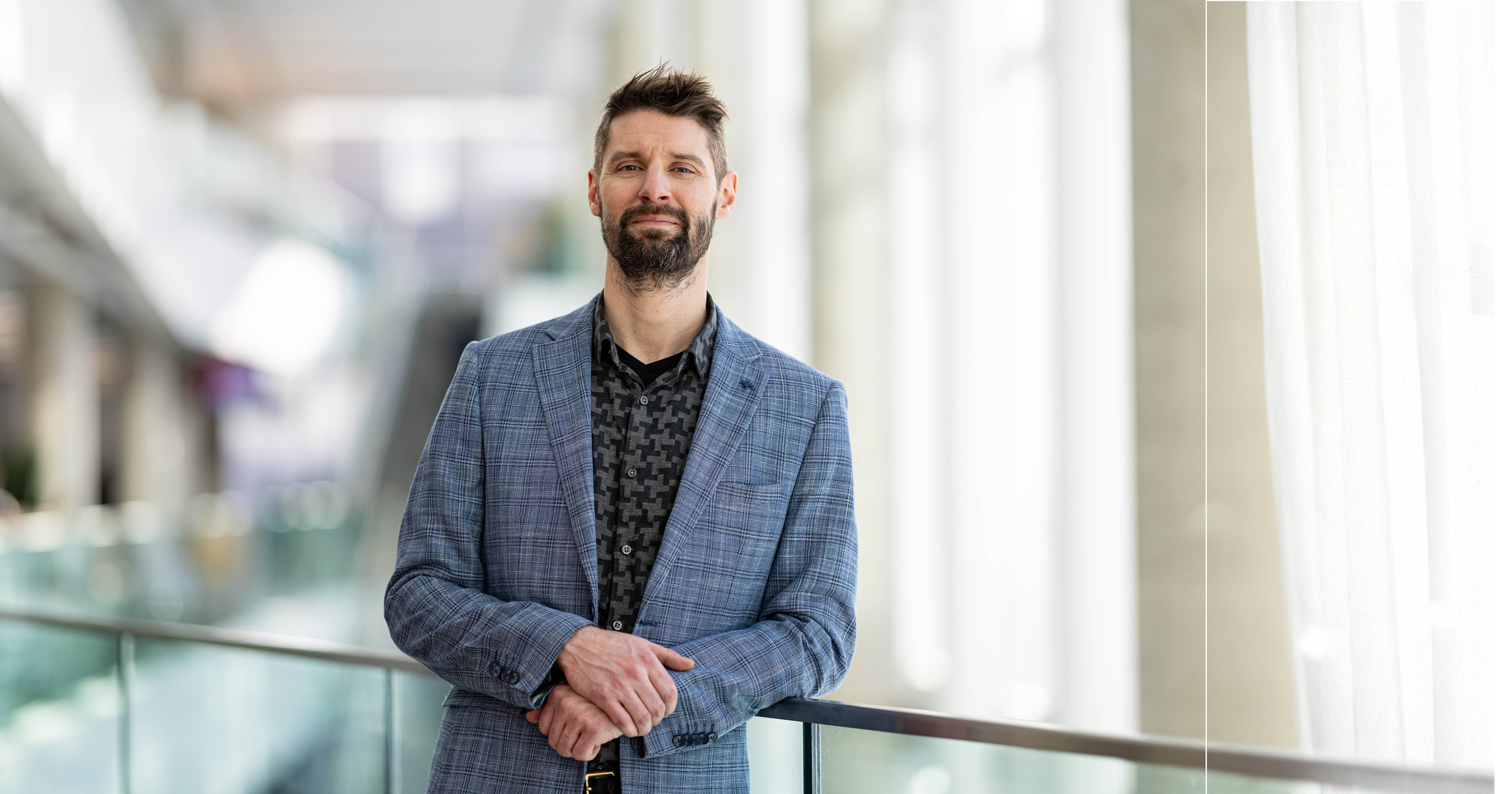 Professionnel élégant dans un environnement moderne, il dégage confiance et charisme, prêt à inspirer et partager ses connaissances.