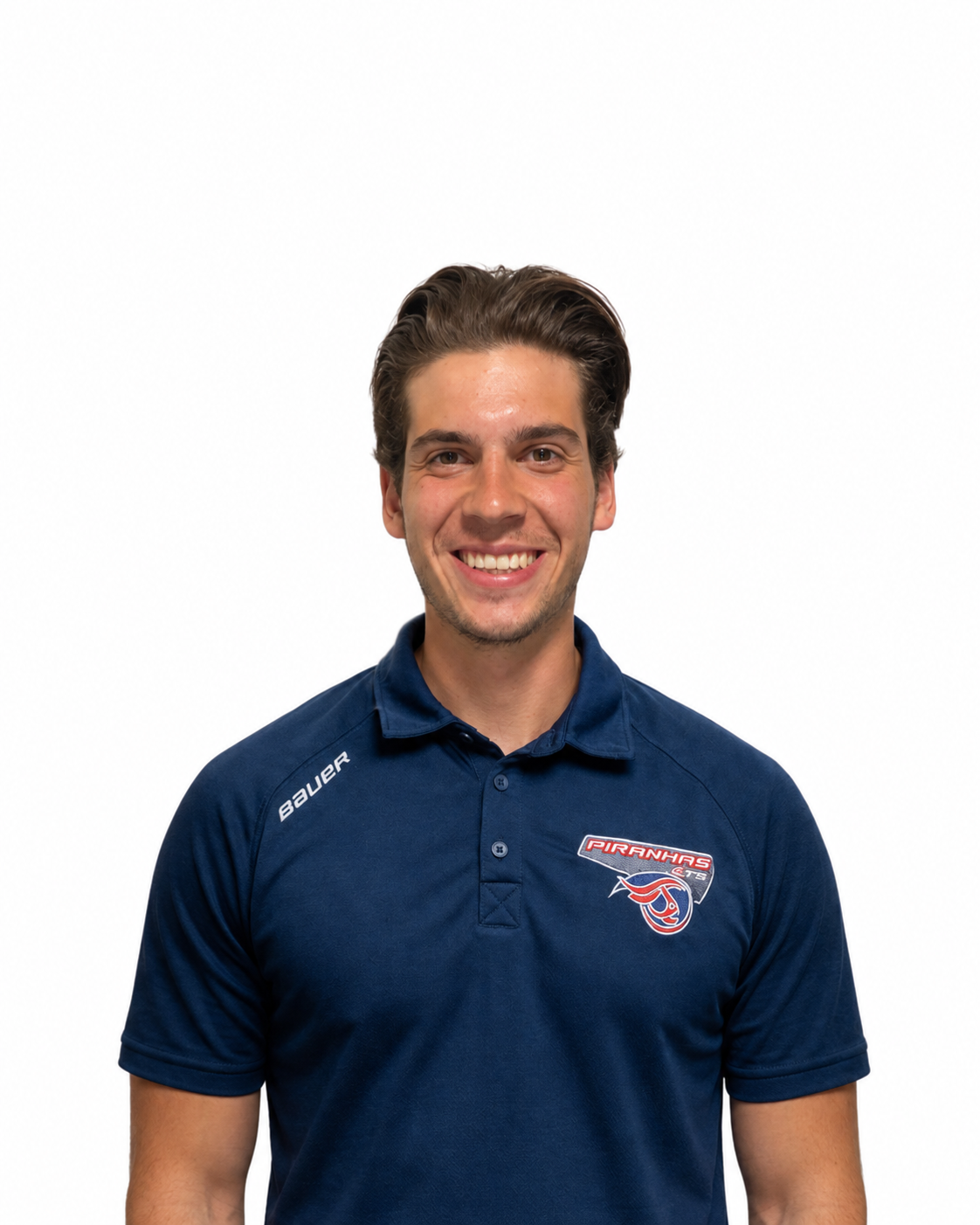 Un étudiant souriant porte un polo bleu foncé avec le logo d'une équipe, affichant une attitude amicale et dynamique.