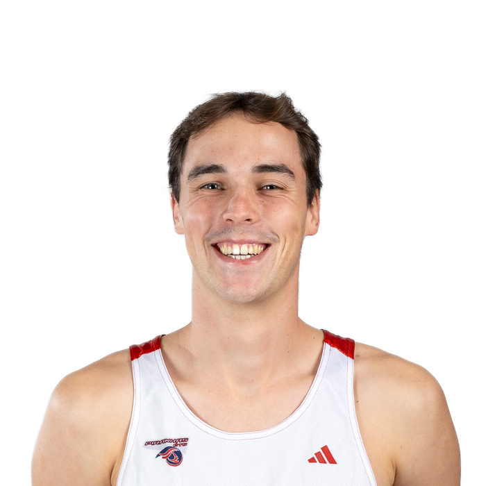 Étudiant souriant en tenue de sport, représentant l'esprit d'équipe et le dynamisme universitaire.