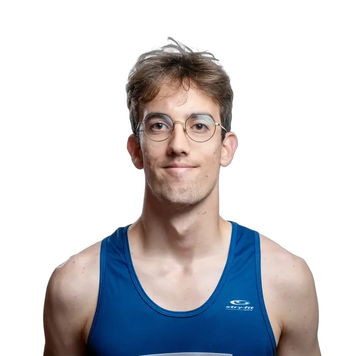 Étudiant en tenue de sport, lunettes rondes, regard sérieux.