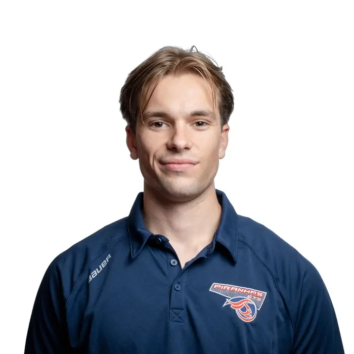 Étudiant en technologie, souriant et vêtu d'un maillot sportif, il incarne l'esprit d'équipe et la passion pour le hockey.