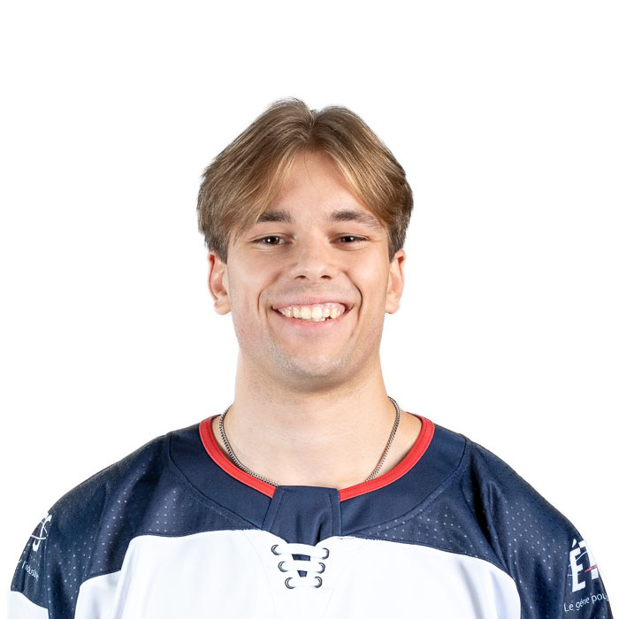Étudiant en technologie, souriant et vêtu d'un maillot sportif, il incarne l'esprit d'équipe et la passion pour le hockey.