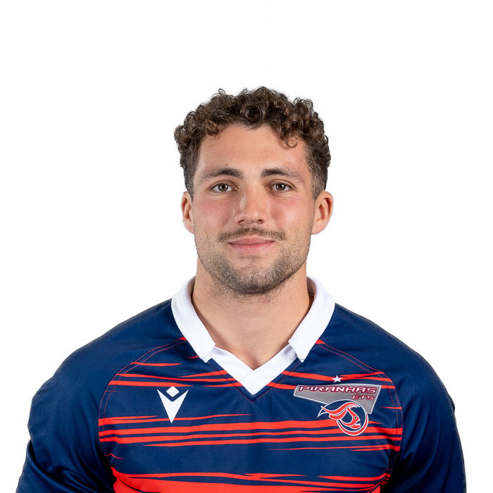 Étudiant en technologie, portant un maillot aux couleurs vibrantes, il affiche un sourire confiant et une détermination inspirante.